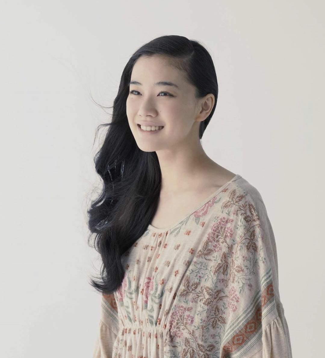 素颜适合什么颜色显白穿搭,这几种颜色超级显黑穿搭尽量避开