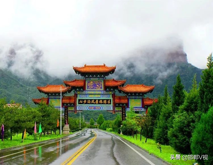 人间仙境七步沟,雨后天边云雾缭绕宛如人间仙境