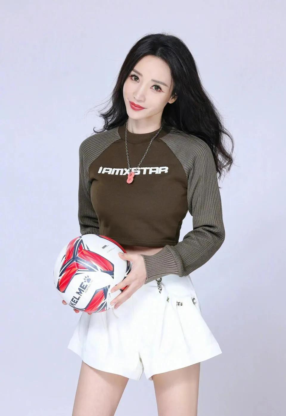 柳岩张馨予领衔变身足球宝贝,世界杯柳岩化身足球宝贝