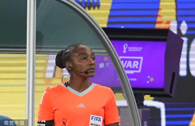 女裁判爬上球台,女裁判世界杯