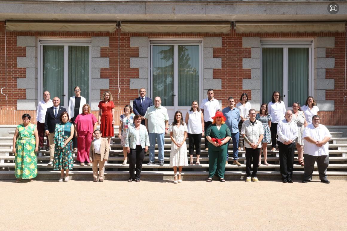 莱蒂齐亚黑白格子裙,莱蒂齐亚穿橘色印花裙