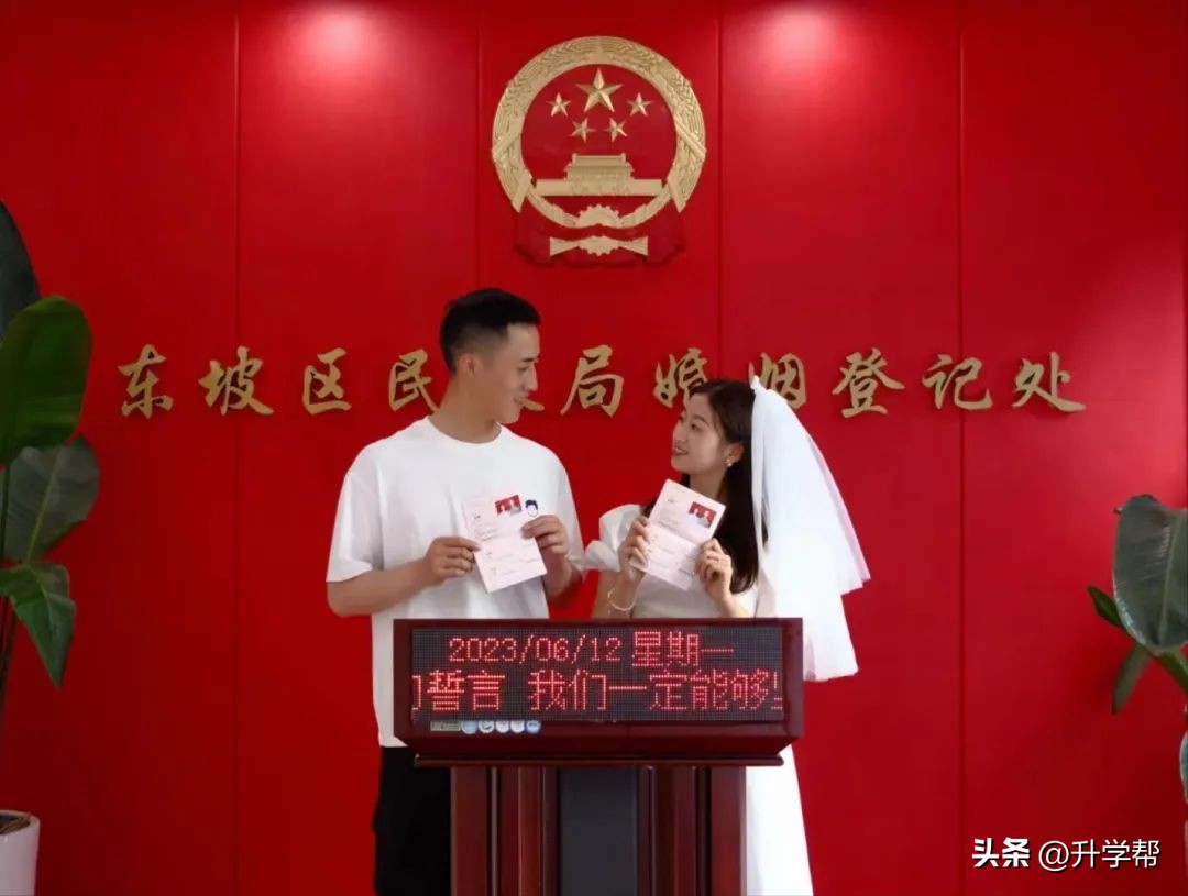 军人结婚现场送立功喜报视频大全,军人夫妻穿军装结婚现场送喜报