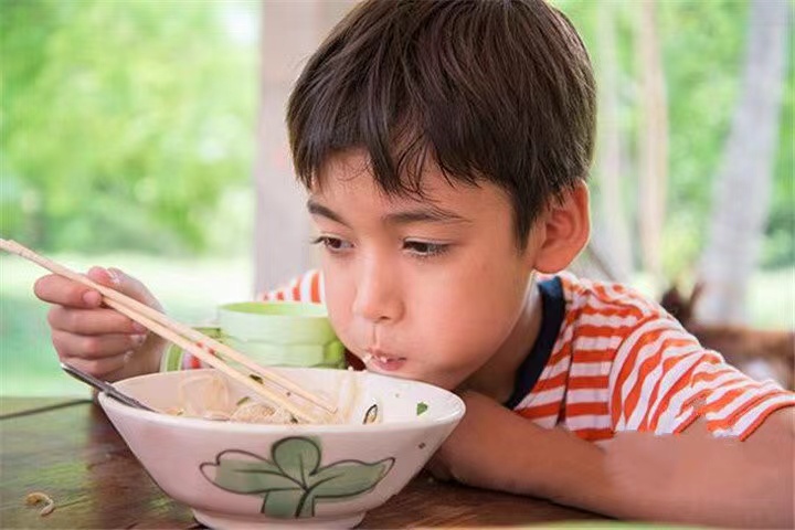 小孩喜欢含饭不咀嚼怎么办,孩子老喜欢含饭怎么办