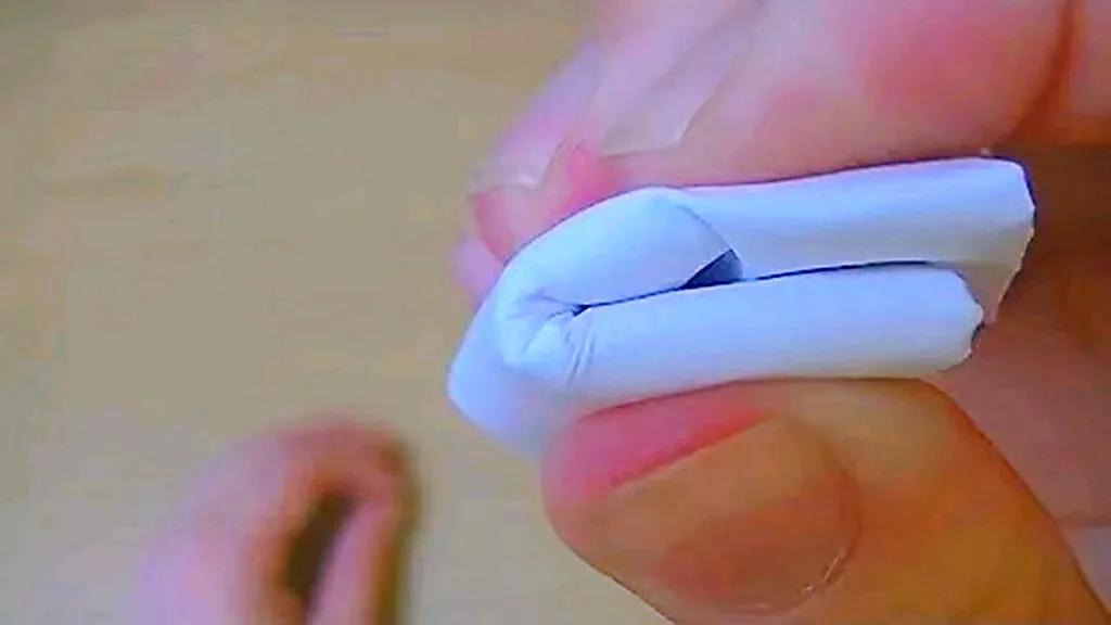 一个足球场一样大的纸能折八次吗,用足球场一样的纸能对折几次