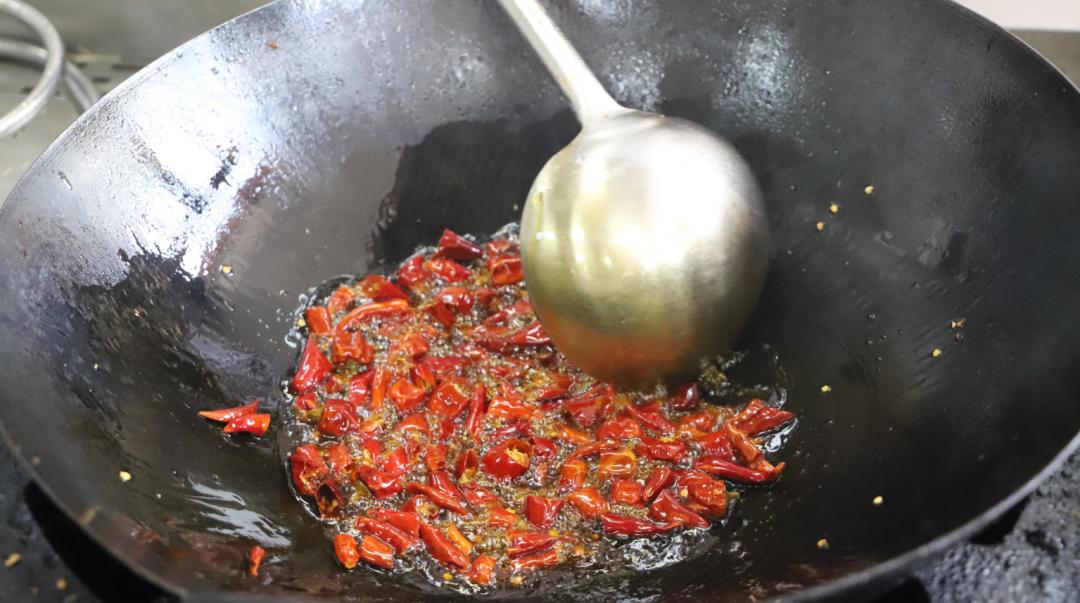 重庆江湖菜璧山兔,重庆正宗来凤鱼和璧山兔怎么做