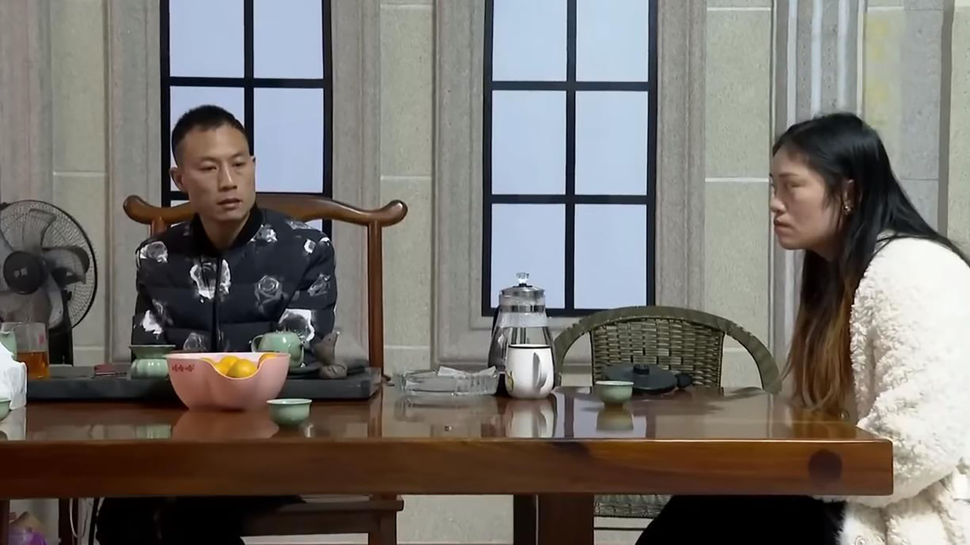 丈夫投资失败妻子摆摊还债,丈夫向妻子娘家借钱创业