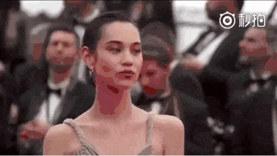 明星红毯假摔事件,明星红毯假摔倒抢镜