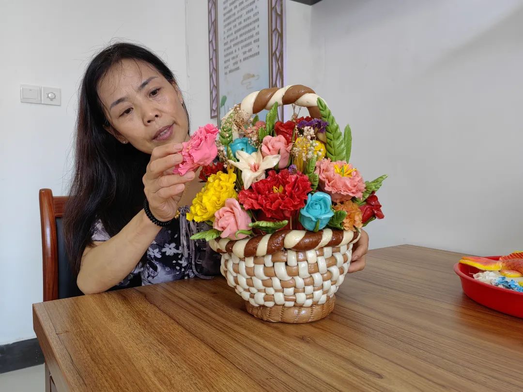 「走在前开新局」你见过“能吃”的花束花篮吗？