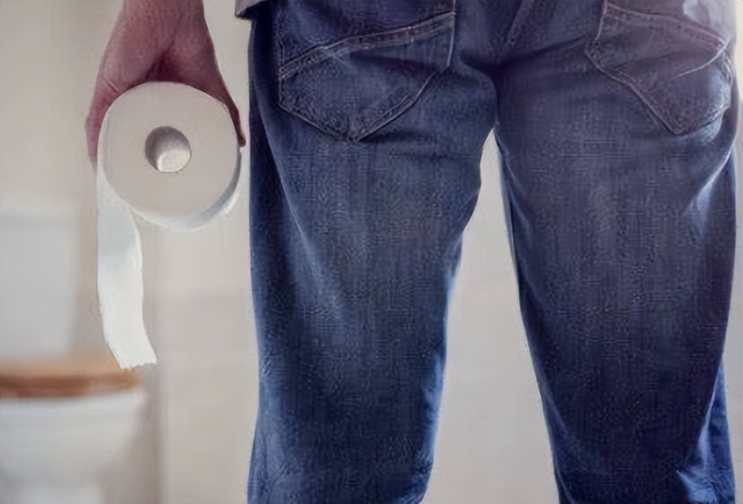 上厕所被厕所水溅到,马桶上厕所水溅到屁股会感染吗