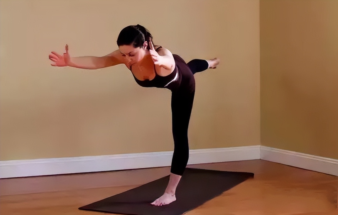 瑜伽老师说腿超伸是什么意思,瑜伽脚后跟交替踩动是什么意思