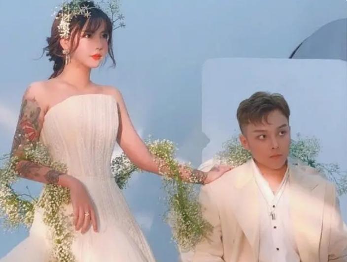 韩安冉4婚：老公亲脚做仰卧起坐，下跪岳母太积极，殷世航递婚戒