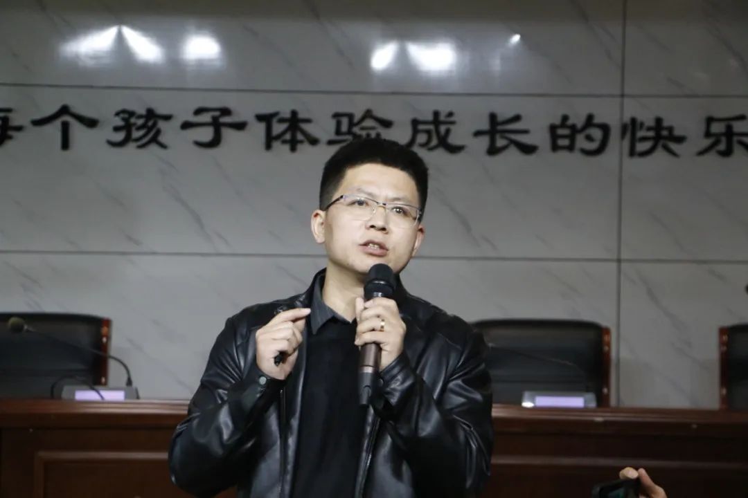 中小学课题研究培训简报,组织开展小课题研究和微课培训