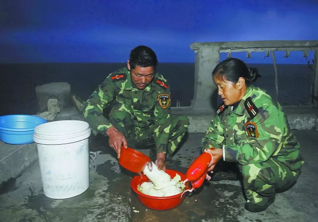 江苏夫妻驻守黄海孤岛32年，无电无淡水年薪5千，丈夫给妻子接生