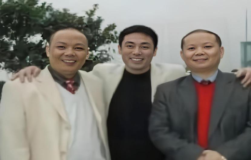 他靠给人洗脚身价百亿，为员工买房，得癌症后却靠众筹治病，为何