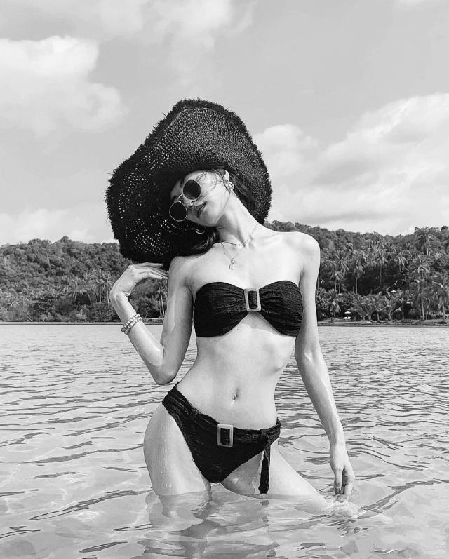 女明星晒泳装照引质疑,明星泳装照引热议