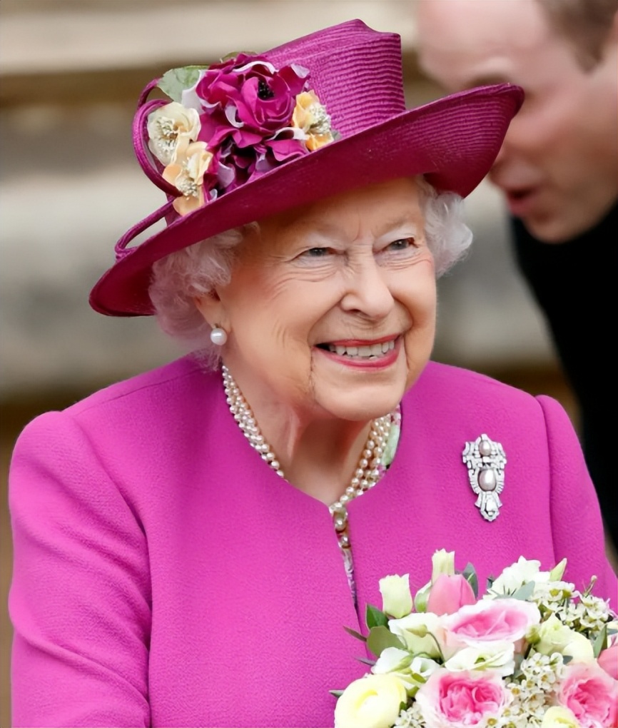 英国女王的珍珠项链是海水珍珠吗,英国女王都有哪些珠宝首饰呢
