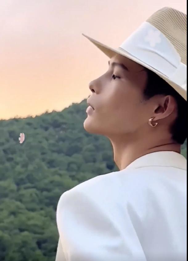 陆仙人每月都回老家，拍自己构思好的视频，骑电车上身直得像钢板