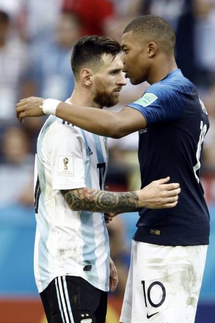 梅西和马拉多纳谁的天赋更好,梅西和马拉多纳只差一座大力神杯