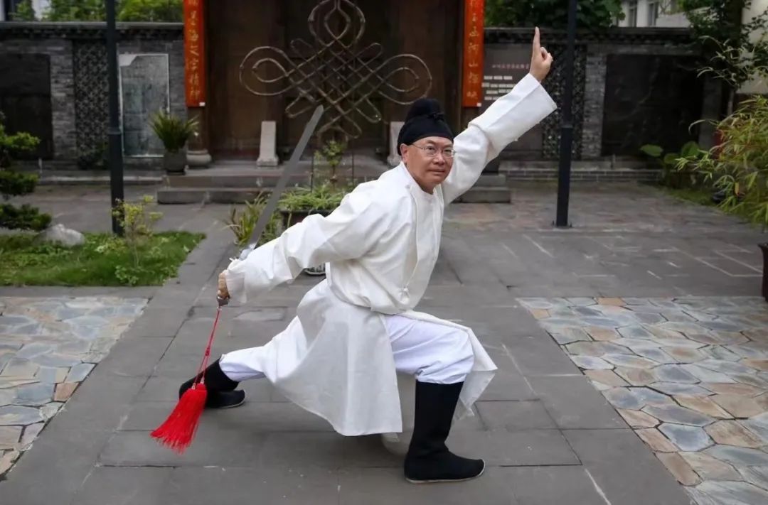 需要“硬气”的时代，如何消除“巨婴”？且听《新三字经》作答