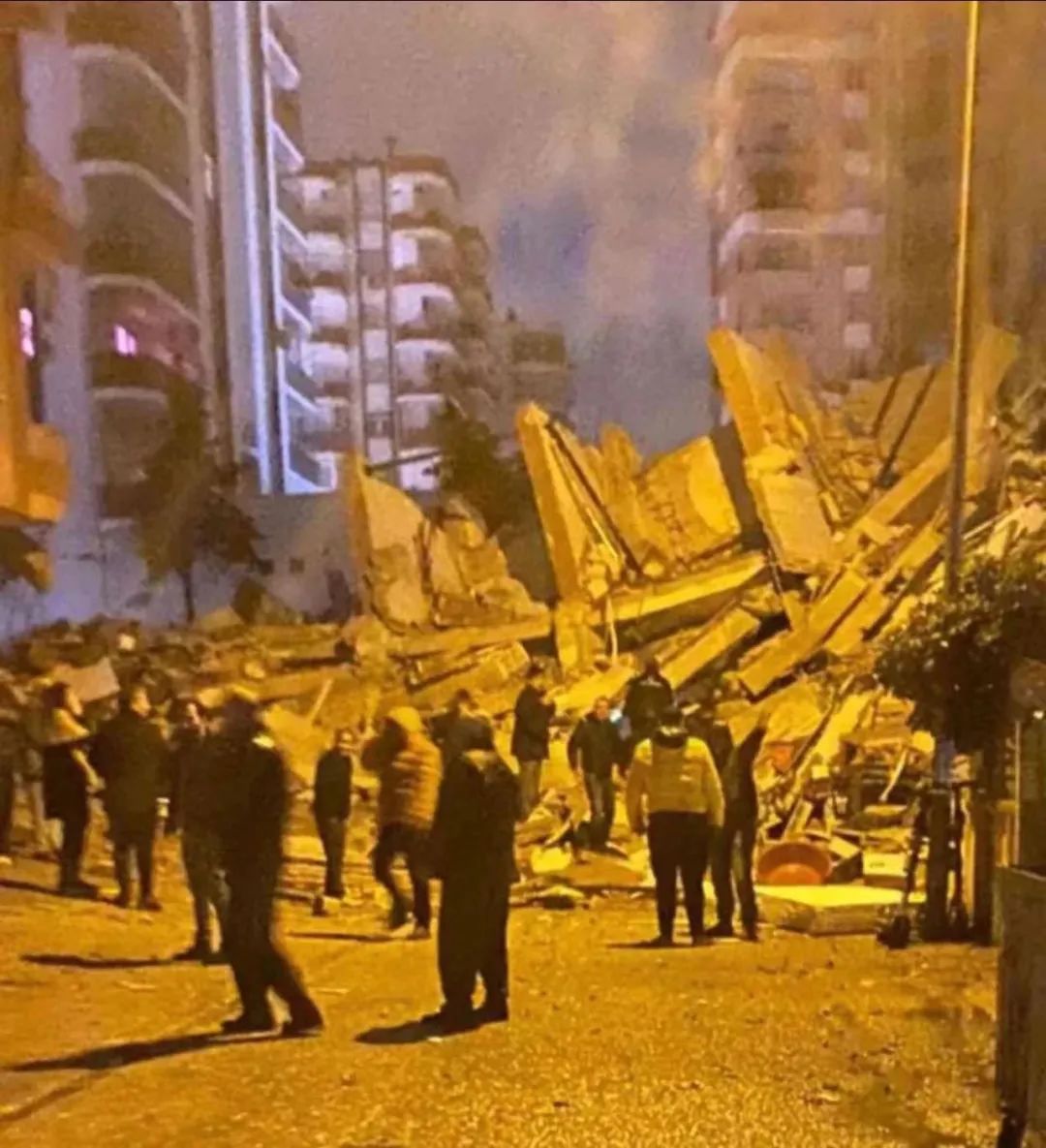 雨夜土耳其：大批房屋在地震中倾倒，亲历者称此前没有经历过这么令人恐惧的地震