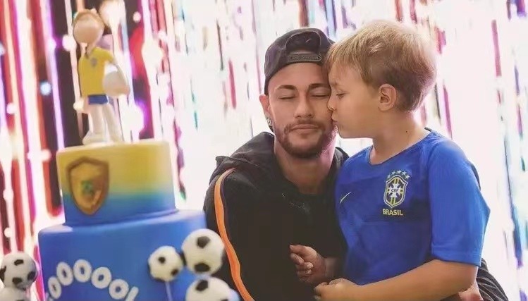 巴西球星内马尔的感情史,内马尔绯闻女友