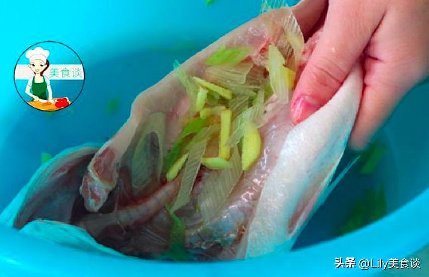 清蒸鲈鱼时最忌用盐和料酒腌制,清蒸鲈鱼时放盐和料酒都不对