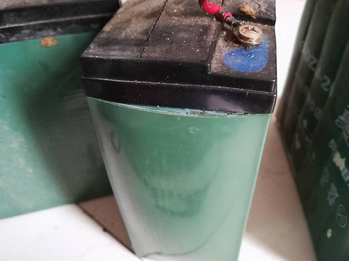 电动车电池充电时多少温度会鼓包,电动车电池鼓包了是什么原因