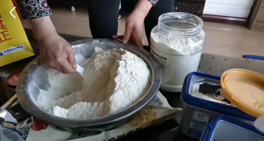 老人为省奶粉钱给一岁孙女炒面粉,老人给孩子喝便宜奶粉出现问题