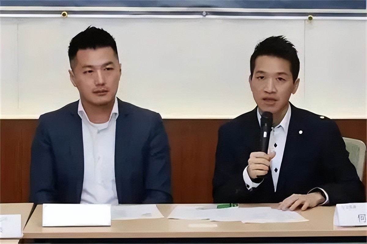 *独台**双面人何志伟的历史，父母是绿营*官高**，在大陆开银行狂吸金