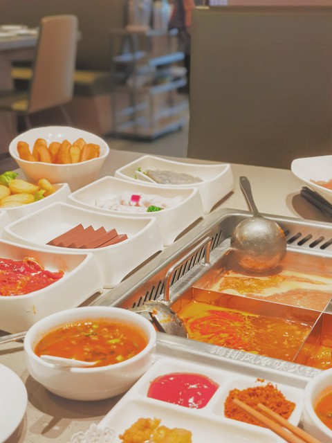 拼命搞钱的海底捞，夜市摆摊、演唱会门口拉客，半年狂赚22亿