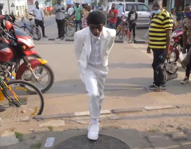 非洲23岁男孩酷似猿猴，不会说话只会叫，是何让他获取粉丝1000万