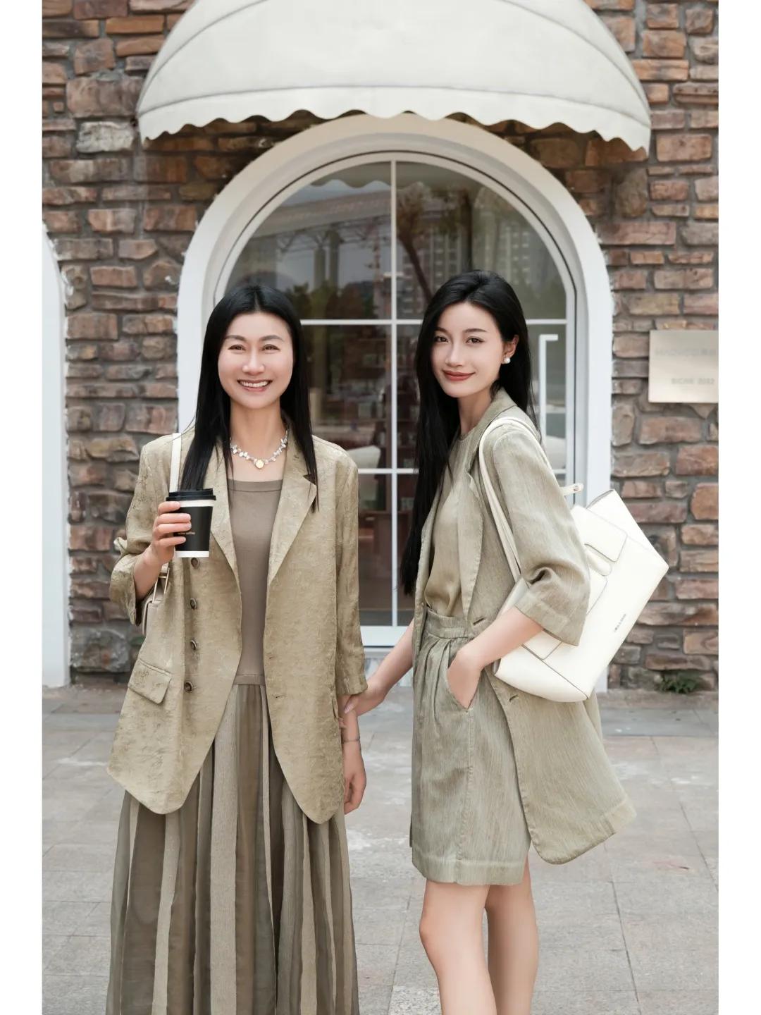 五六十岁女人，尽量不要穿太花哨、太紧身，土气廉价，这么穿才对