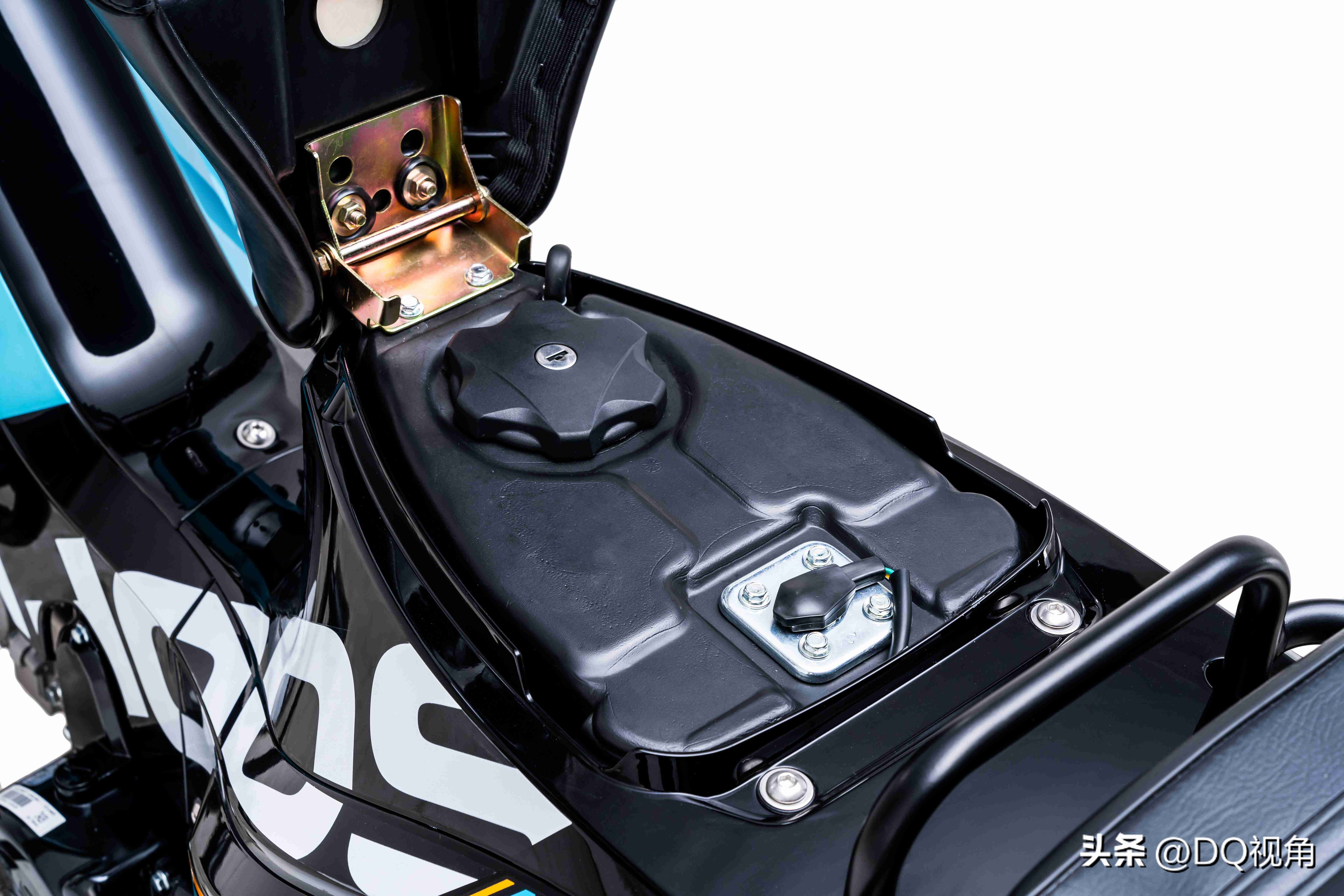 都市摩登新选择，颢晨穿越猫弯梁摩托，8.5L油箱前轮配ABS