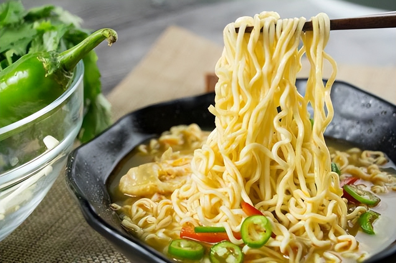 一包几块钱的方便面到了非洲就成了“奢侈品”？非洲小伙：吃不起