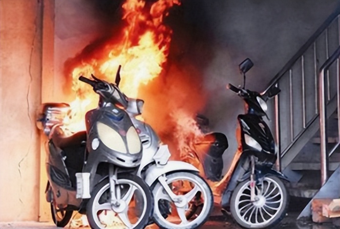 电动车楼道口充电爆燃,电动车楼道充电连环爆炸37次