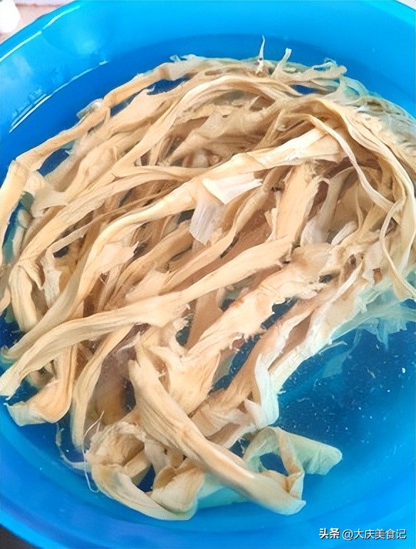干笋只用水泡发就错了?老厨师:加上这一步,干笋香软脆嫩又入味