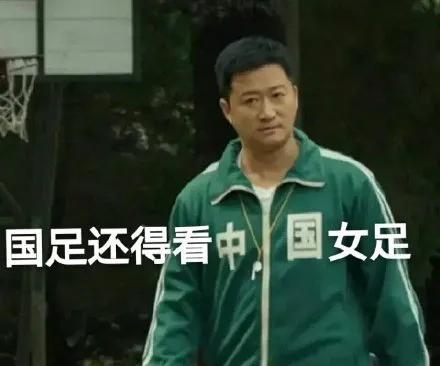 女足夺冠瞬间男子举狗庆祝,女足最惨的一次比赛