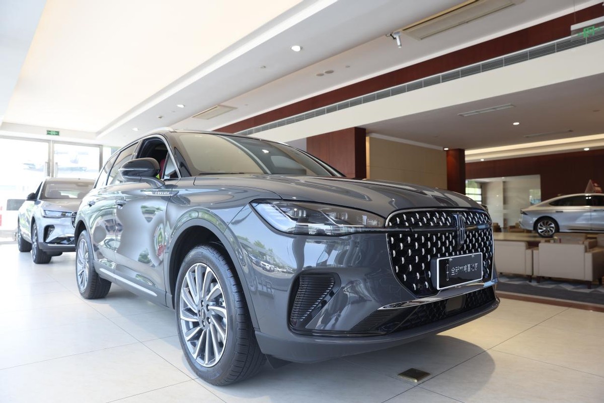 新款林肯冒险家与宝马x1哪个好,林肯冒险家pk新款宝马x1