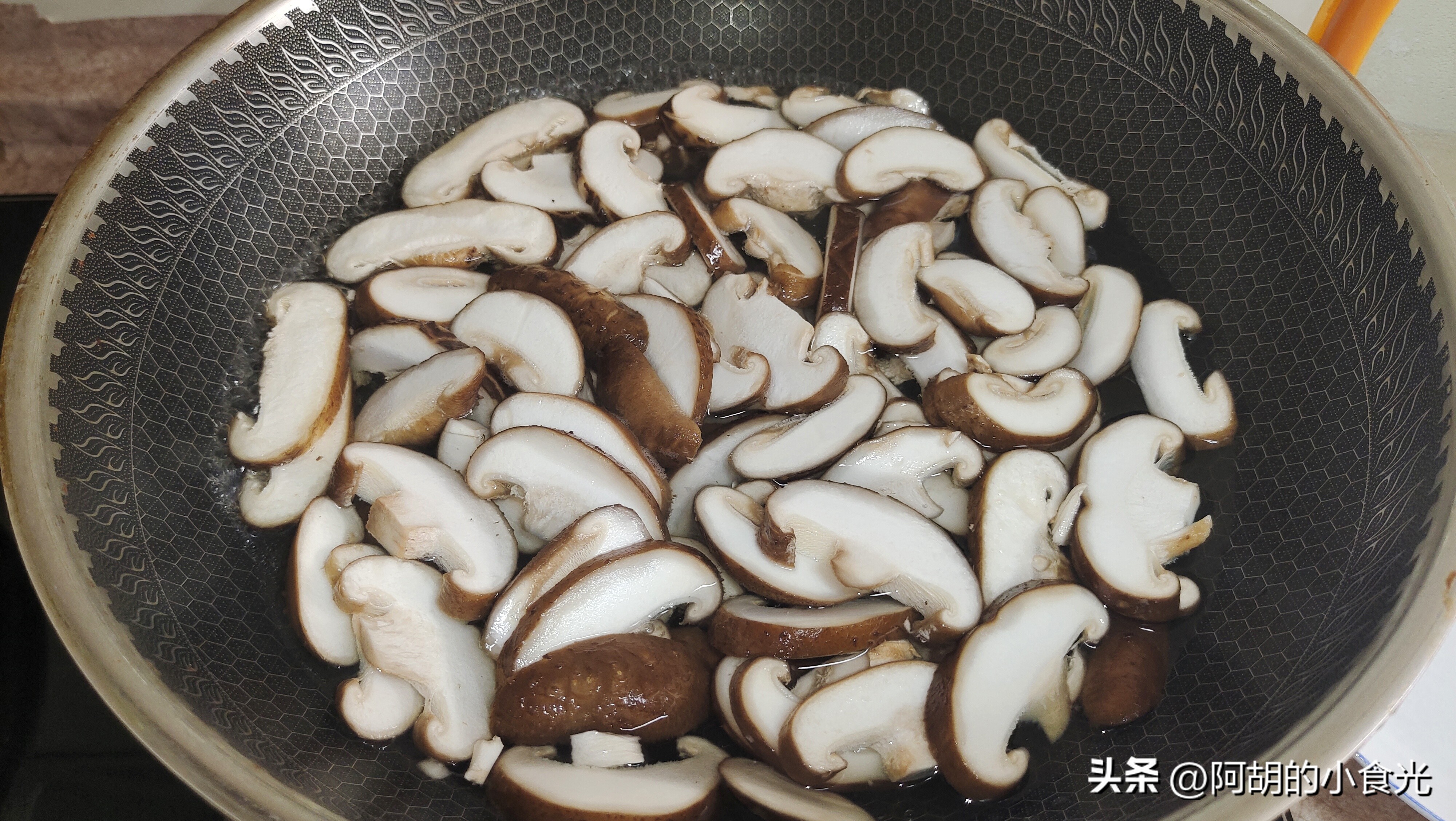 香菇炒鸡蛋怎么炒好吃视频,好吃又营养简简单单的香菇炒鸡蛋