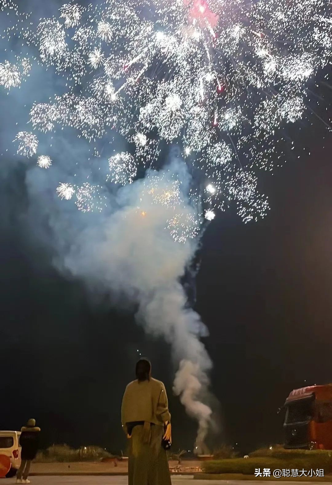一场烟花登顶热搜！满城美食火成顶流，这座夏日小城太宝藏了！
