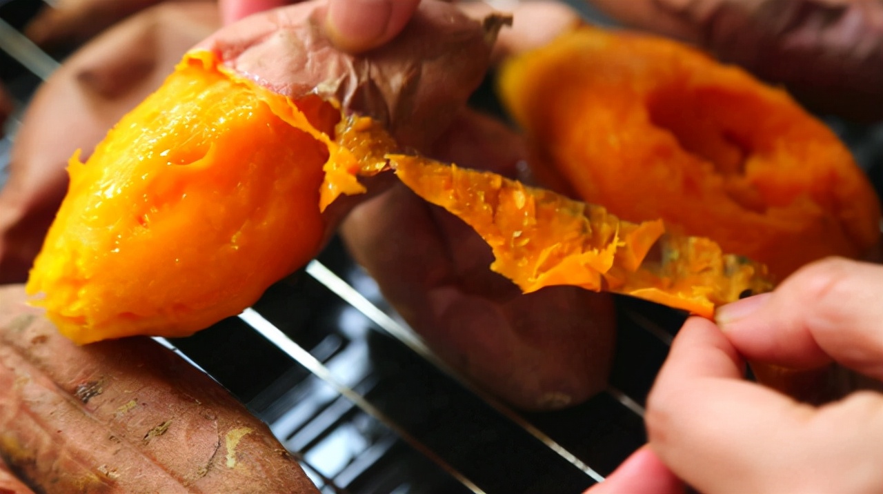 女大学生减肥一直吃零食,23岁女孩为减肥只吃水果充饥