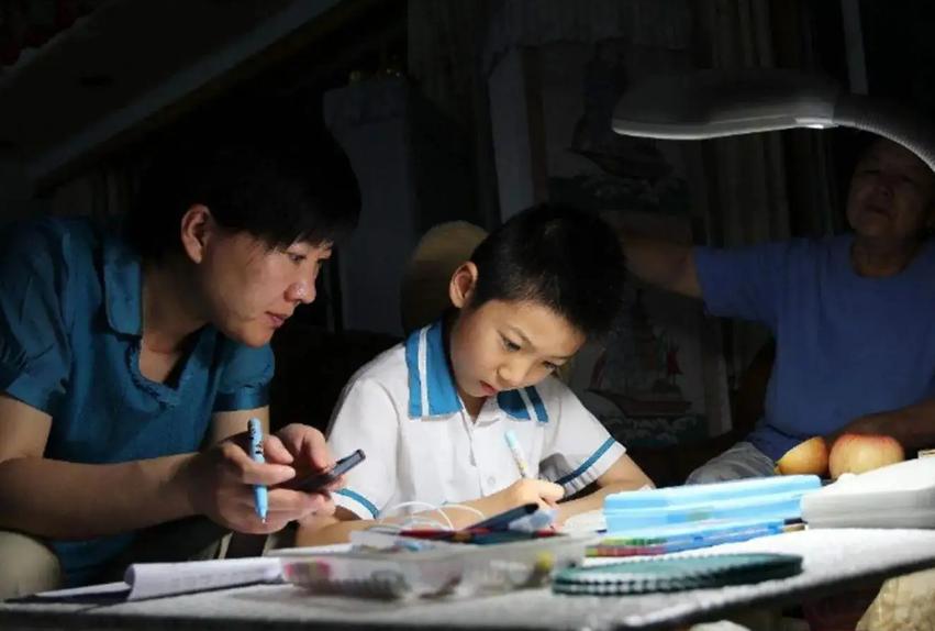 爸爸辅导作业摔断尾椎骨,父亲辅导孩子作业气晕