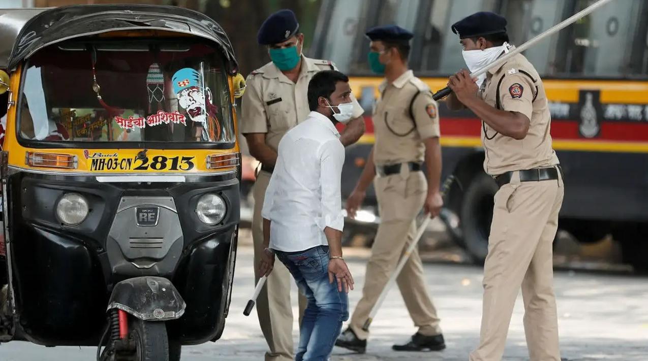 印度警察硬核执法现象,印度警察木棍执法反被反击