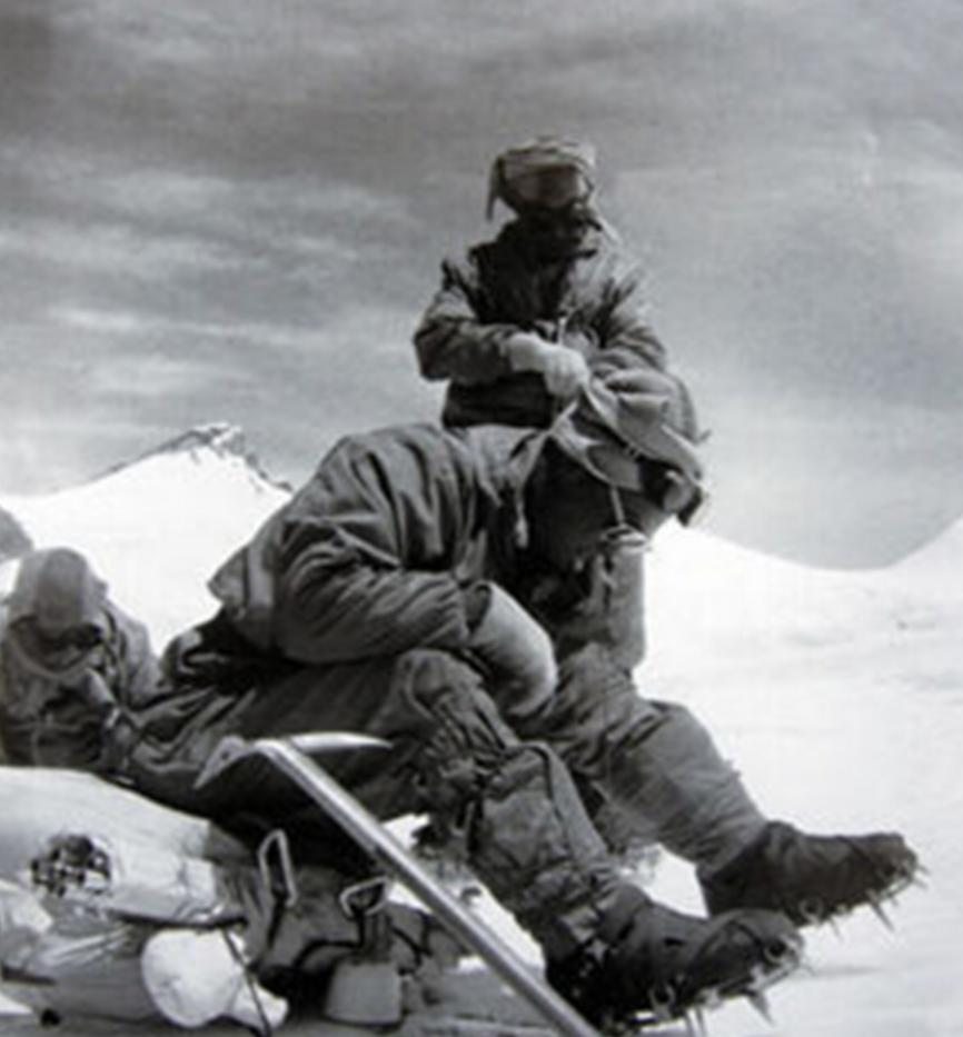 珠峰成“垃圾山”？尼泊尔*队军**上山除污，3.5万公斤垃圾引人震撼