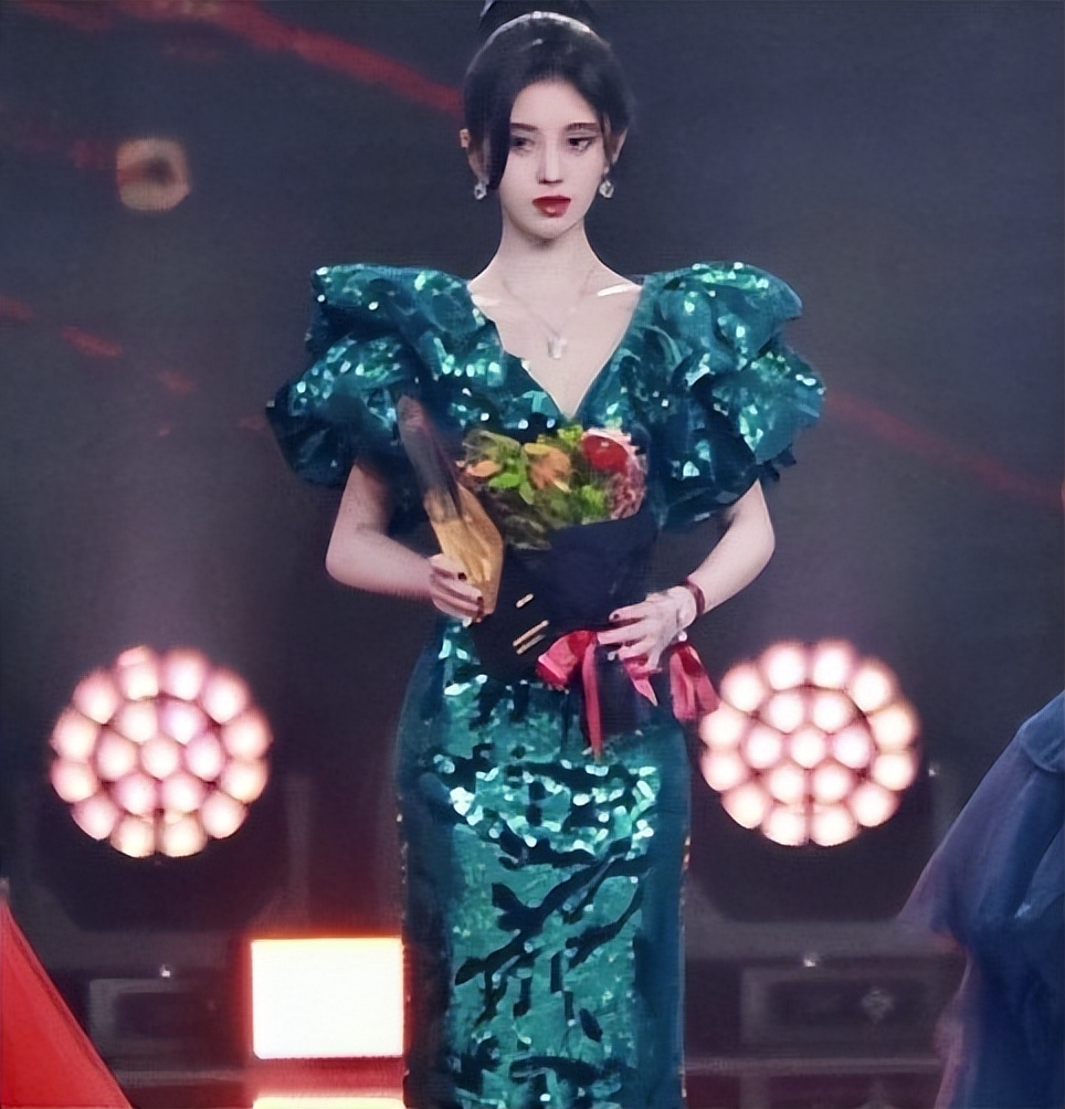 吴宣仪关晓彤玫红色礼服,关晓彤吴宣仪穿衣