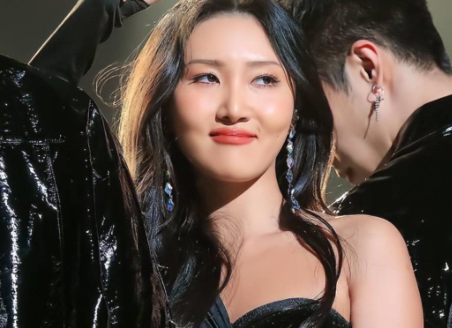 原创曝华莎演出淫乱罪被传唤，下蹲抚摸私密，恐判刑1年罚款500W