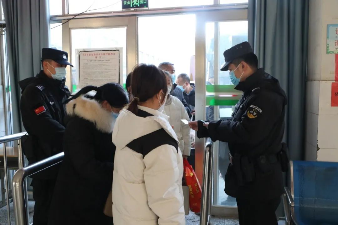 璀﹀療涓轰綘骞冲畨鍥㈠渾淇濋┚鎶よ埅,璀﹀療鍥炲鍧氬畧宀椾綅瀹堟姢涓囧鍥㈠渾