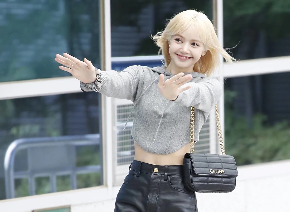 BLACKPINKLisa购买75亿韩元住宅，手中信用卡引韩国网友关注