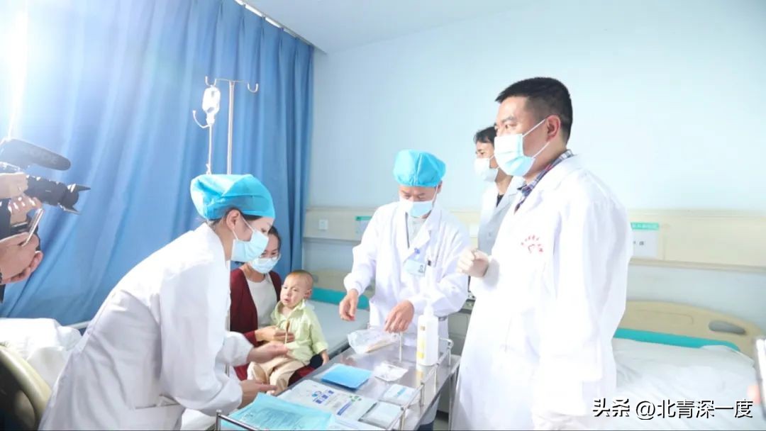 三岁罕见病男孩注射第一针基因药背后：“药神”父亲在阳台搭实验室，一针成本近千万，打完后孩子学会了扭头