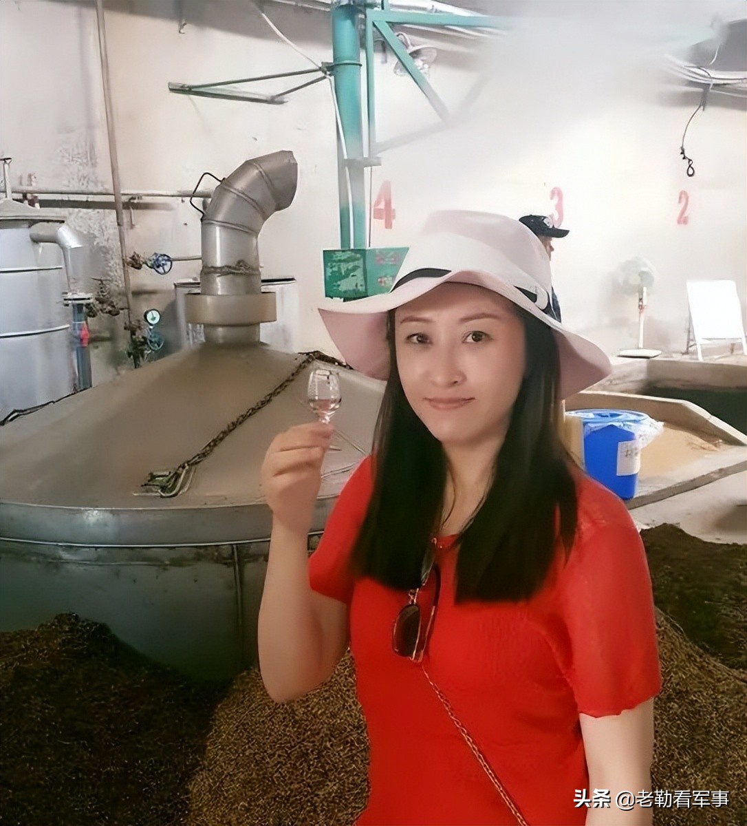 红颜自当爱美酒——美女品酒师爱上宁夏红